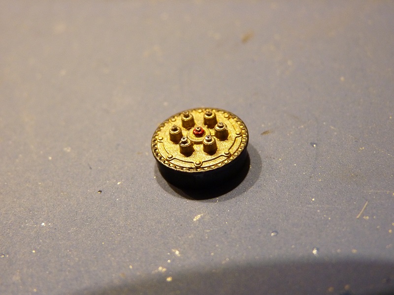 Para conseguir mais detalhe perfurei a peça do kit e usei fio de solda de 0,5mm para aproximar ao aspecto da embraiagem real.