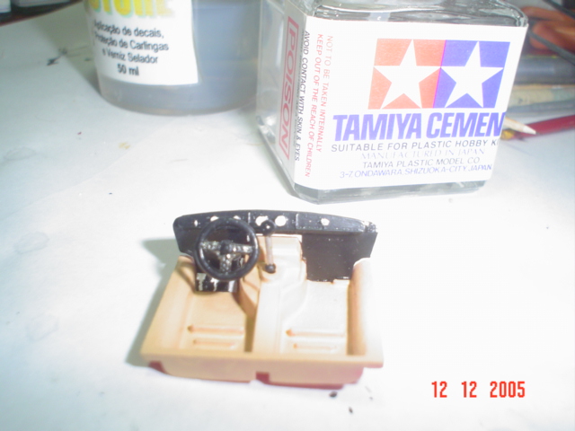 Interior, no fundo, um vidro de cola Tamiya(tamiya cement) pra ter noção de tamanho.
