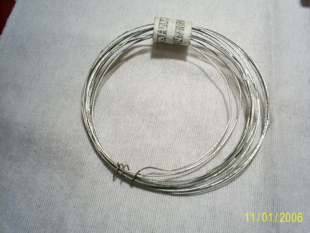 Arame galvanizado de 0,5 mm, cortar dois pedaços de 4 cm , encontra na casa de materiais de construção.
