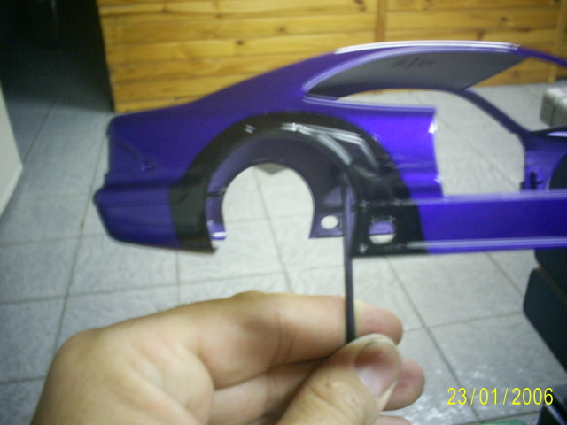 Pintura de preto no paralama traseiro