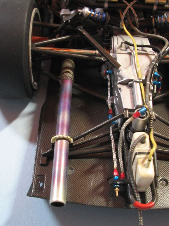 O escapamento e feito de tobos de aluminio com os efeitos em verniz colorido