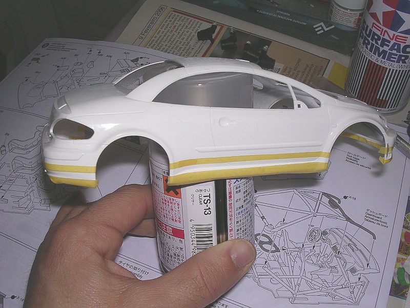 A carrosseria mascarada. As riscas brancas irão ser pintadas em vez de usar os decalques.