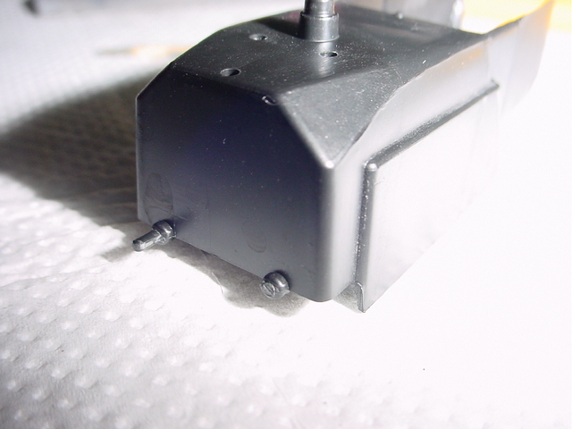O acidente. Durante os testes de encaixe, um dos pinos de fixação do motor no cockpit quebrou.