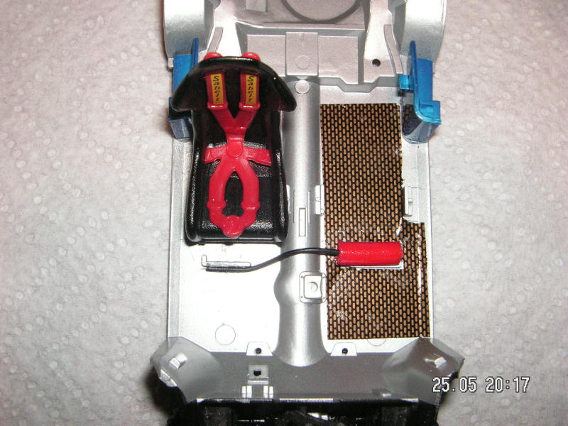 O interior!!!<br />Levou um extintor inventado por mim, uma decalque de kevlar e um fio...